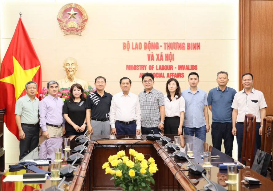 Thứ trưởng Nguyễn Bá Hoan tiếp đại diện Tập đoàn đóng tàu HANWHA (Hàn Quốc)